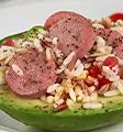 Aguacate relleno de arroz integral y salchicha de pavo1