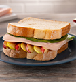 Sándwich tostado de pechuga de pavo con manzana