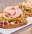 Sandwich abierto de pechuga de pavo con ensalada de col y pera1