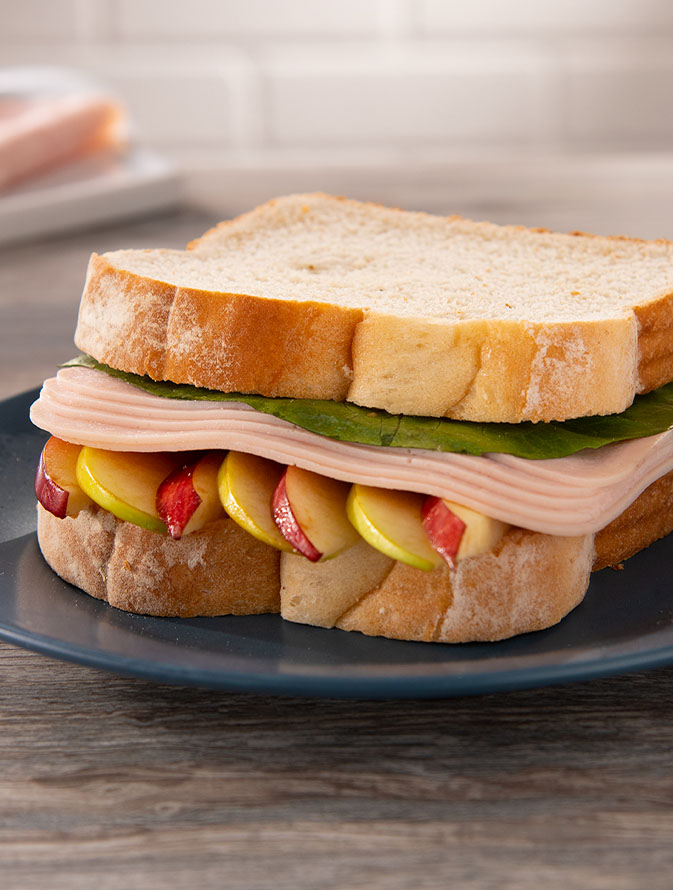 Sándwich tostado de pechuga de pavo con manzana